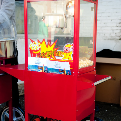 Een echte professionele popcornmachine met wagentje, inclusief 50 porties popcorn. Zout of zoet: aan u de keuze. Handleiding en uitleg wordt voorzien door onze medewerker. Makkelijk in gebruik.