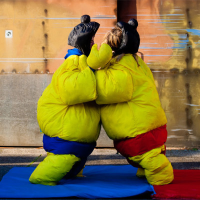 2 sumopakken voor diegenen die graag worstelen in het leven. De pakken zijn gemaakt voor de grotere kids. Inclusief helmen en mat.